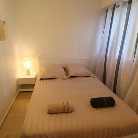 Studio Parking Piscine Ga80 *